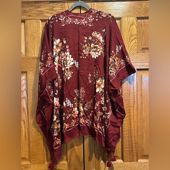 Vince Camuto Floral Topper - Picture 3 of 6